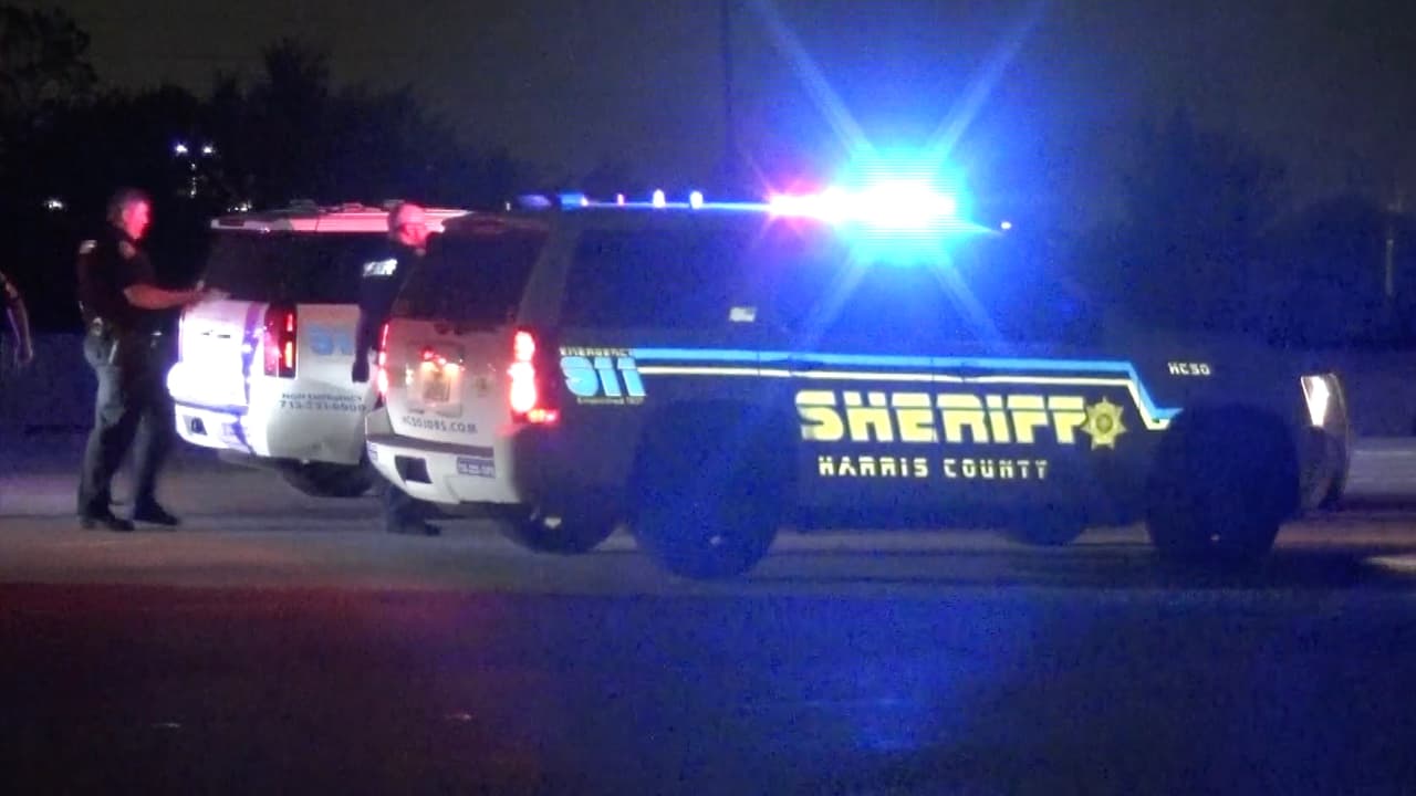 En medio de una discusión con su novio, hispana abre la puerta del carro en que iban y salta