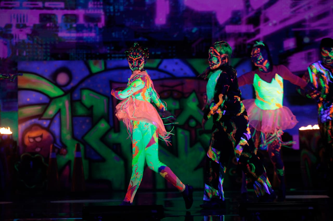 Flor y Yahir bailaron el tema 'Yeke Yeke', que destacó por su escenografía y vestuario fluorescentes.