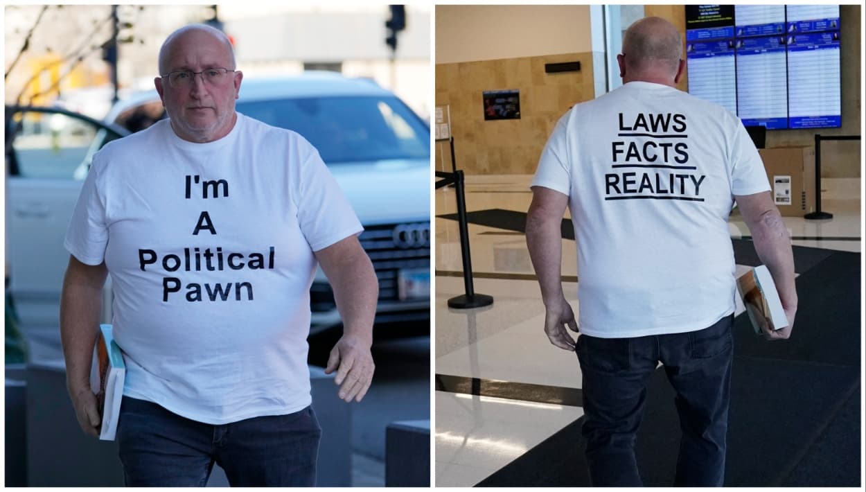 Robert Crimo Jr. al llegar con las autoridades para cumplir su condena.