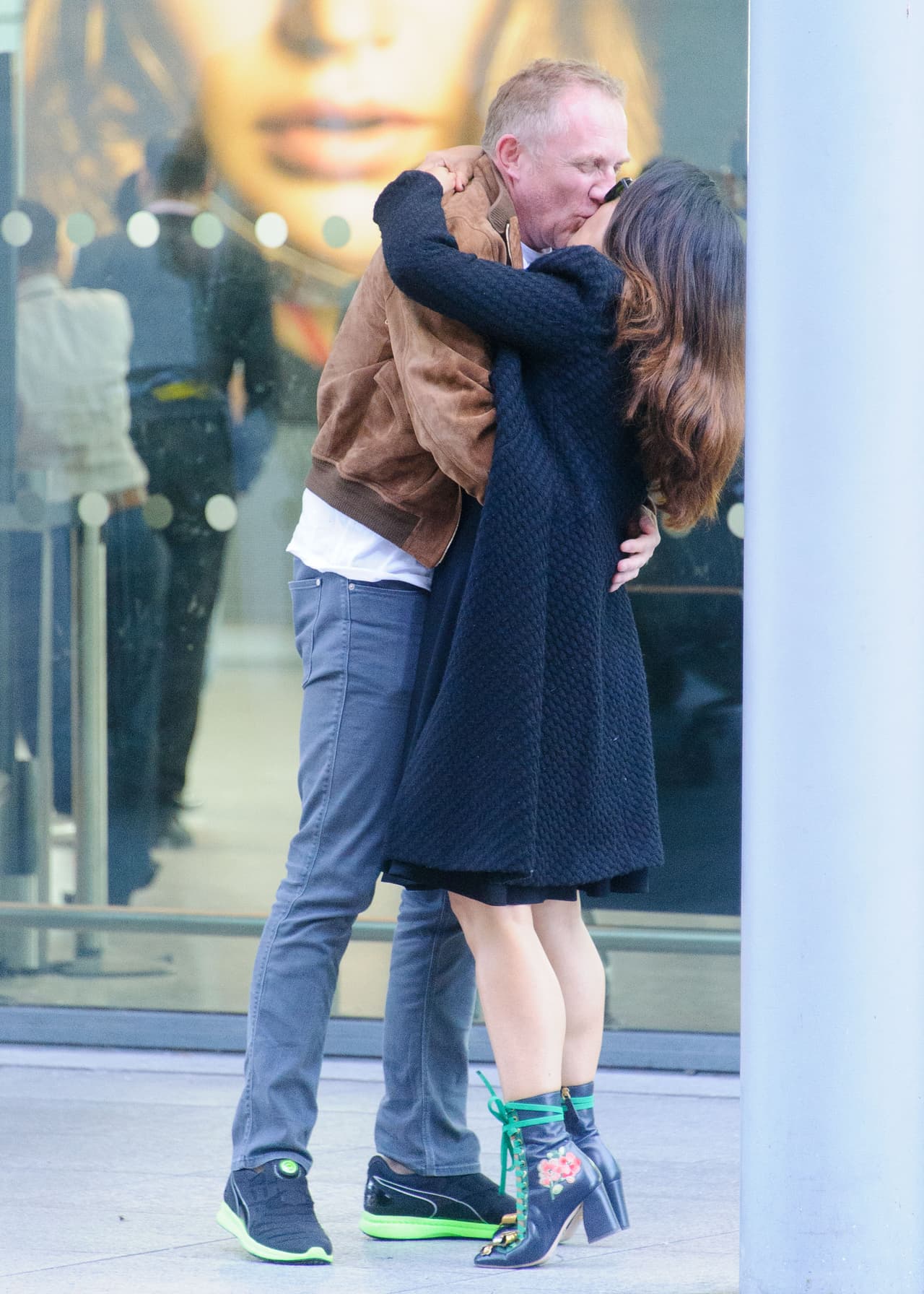 Se puso muy contento de ver a su mujer.