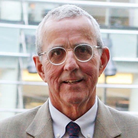 MAINE. El heredero de L.L. Bean, Leon Gorman, alza la mano por su estado, junto a sus 860 millones. (Imagen tomada de Twitter).