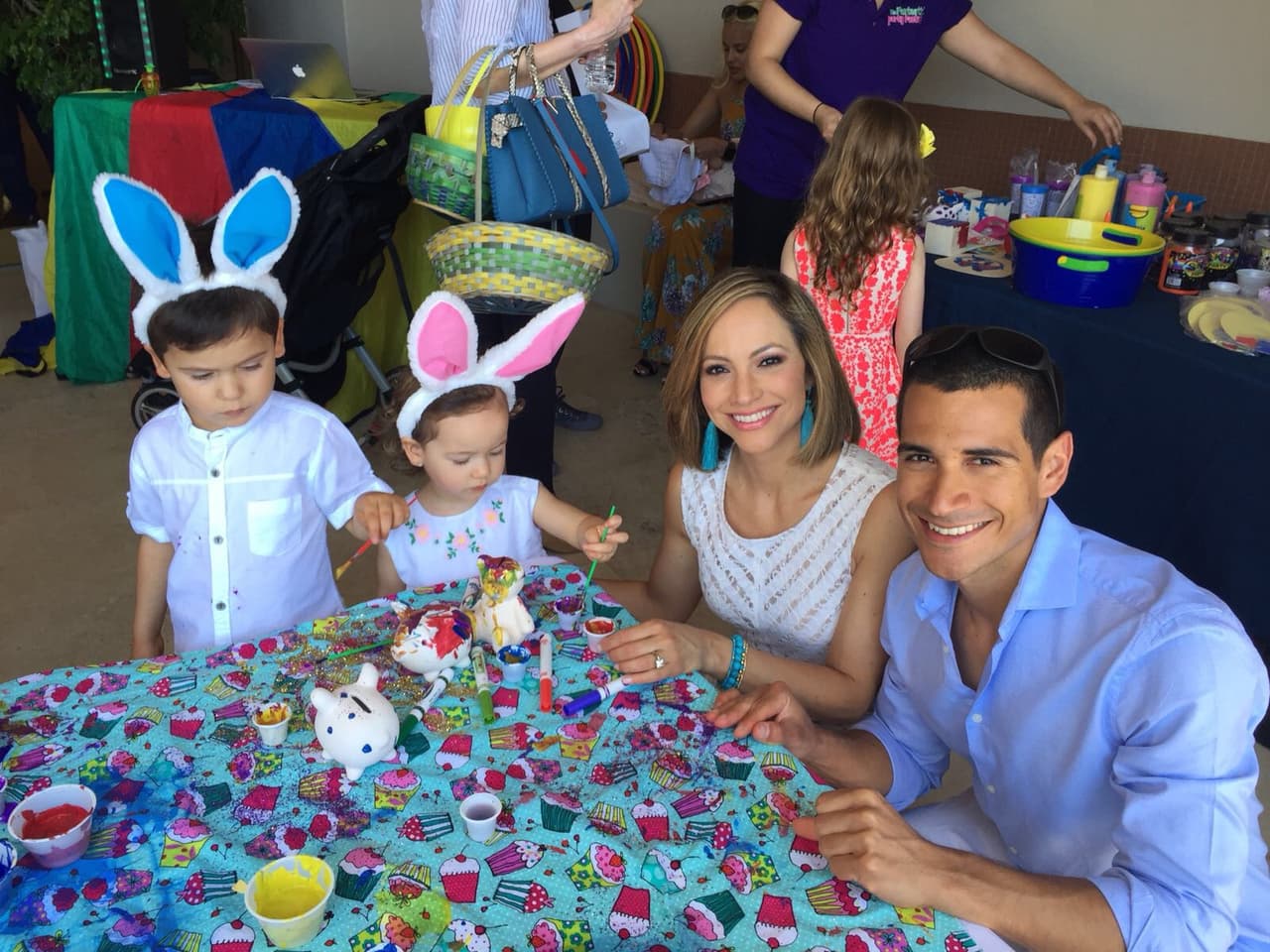 Rolando, el hermano de Satcha, también estaba por ahí, divirtiéndose con sus sobrinos.