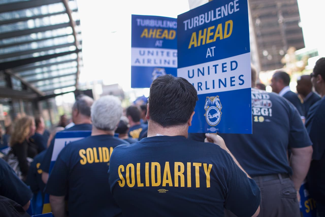 Trabajadores de United Airlines protestaron ese miércoles afuera del Willis Tower sobre las condiciones de su contrato de trabajo que les ha sido aplicado desde 2013, especialmente en el tema de salarios, beneficios y planes de jubilación. De acuerdo con el sindicato, el objetivo de la protesta es "alertar a los inversores y a los consumidores de las turbulencias que se acercan".