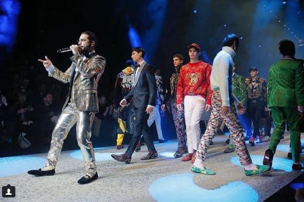 "Latinos arriba", escribió el cantante al presumir orgulloso su actuación en Milán.