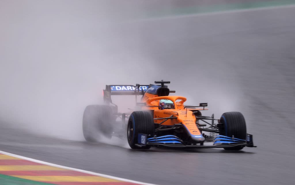 Max Verstappen aseguró la pole position con un tiempo de 1:59.765, sorpresivamente el piloto que consiguió el segundo mejor tiempo fue el británico George Russell con 2:00.086 y en la tercera plaza quedó el heptacampeón de la Fórmula 1, Lewis Hamilton, con un tiempo de 2:00.099.