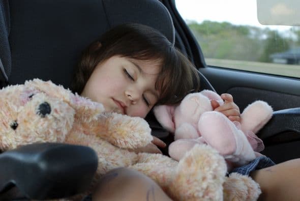 Recuerda que esta es una época en donde las rabietas son usuales, explica la psicóloga Dorothy Singer en el sitio de la Universidad de Yale, por lo que lo ideal sería salir de casa cuando no tenga ni hambre ni sueño.