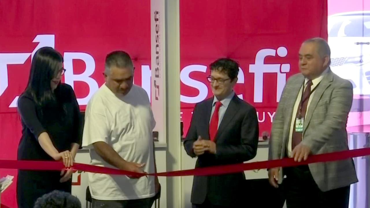 México activa un servicio para que los deportados no pierdan en dinero ganado en EEUU y reciban remesas