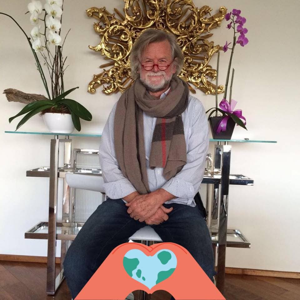 Don Zbigniew Paleta, es un violinista reconocido que pasa algunas temporadas en México y otras más en su natal Polonia, llegó a México junto a su familia en 1980 por una oferta de trabajo.