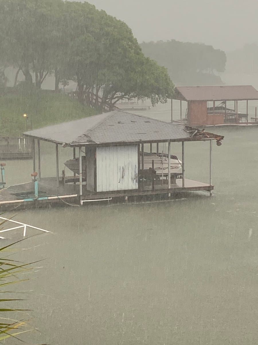 En Eagle Mountain Lake cerca de Harbor One Marina las tormentas causaron daños.
<br>