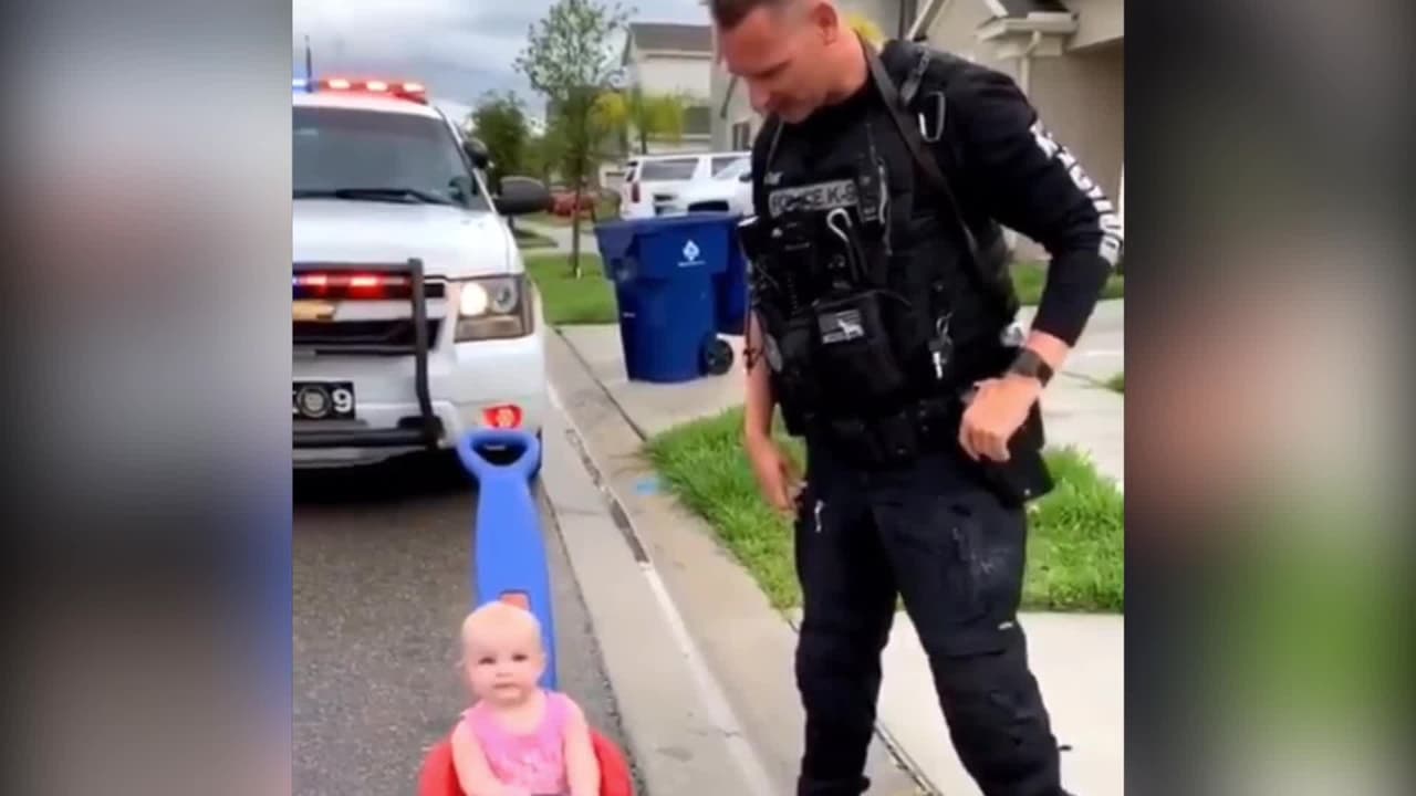 Policía intentó multar a su bebé por manejar indebidamente su auto de juguete pero ella se ríe de él 