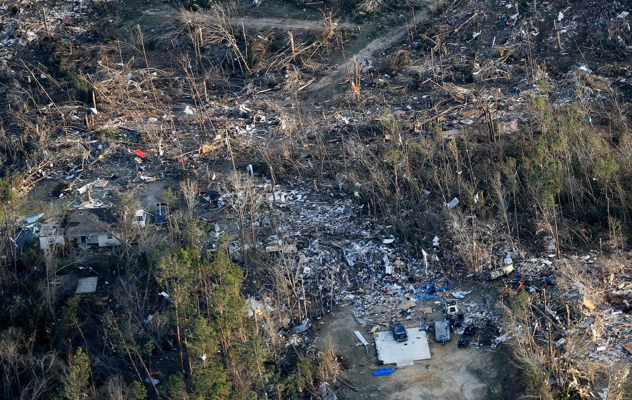 El presidente Donald Trump anunció que visitará la zona afectada por los tornados en Alabama el próximo viernes.