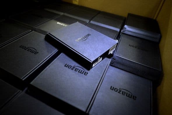 LECTORES ELECTR"NICOS. Fue en 2007 cuando Amazon lanzó Kindle, el primer lector electrónico que causó asombro, pues no fue el primero pero sí el más exitoso.