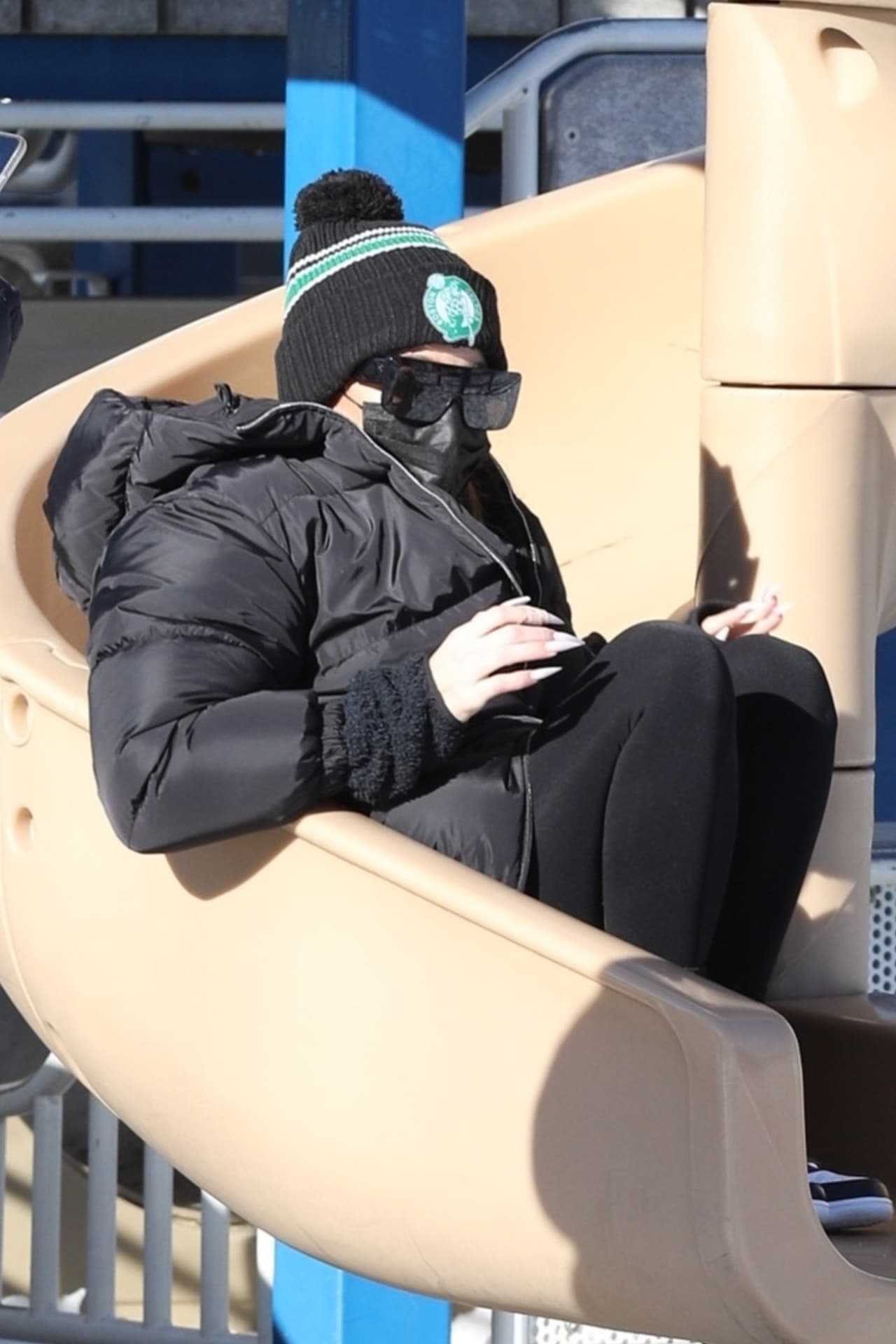 Khloe incluso dio un paseo por el tobogán.