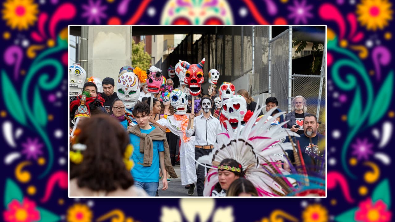 <b>3. Self Help Graphics & Art – Día de los Muertos Celebration</b>
<br> • Fecha: 2 de noviembre de 2024
<br> • Horario: 3:00 p.m. - 8:00 p.m.
<br> • Dirección: 4801 E 3rd St, Los Ángeles
<br> • Evento con enfoque en la comunidad, ofreciendo talleres de arte, exhibiciones de altares, y espectáculos de danza tradicional.