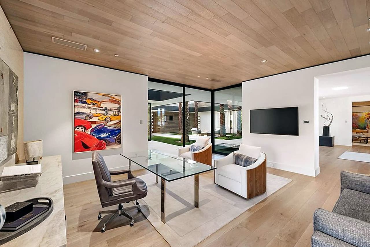 También tiene una habitación acondicionada como oficina.