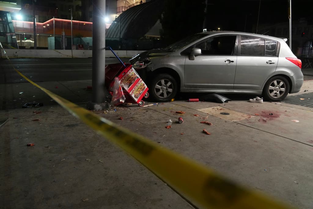 El 
<b>auto impactó un carrito de comidas donde había algunas personas</b> que habían salido de la discoteca de East Hollywood, un concurrido lugar por su vida nocturna.