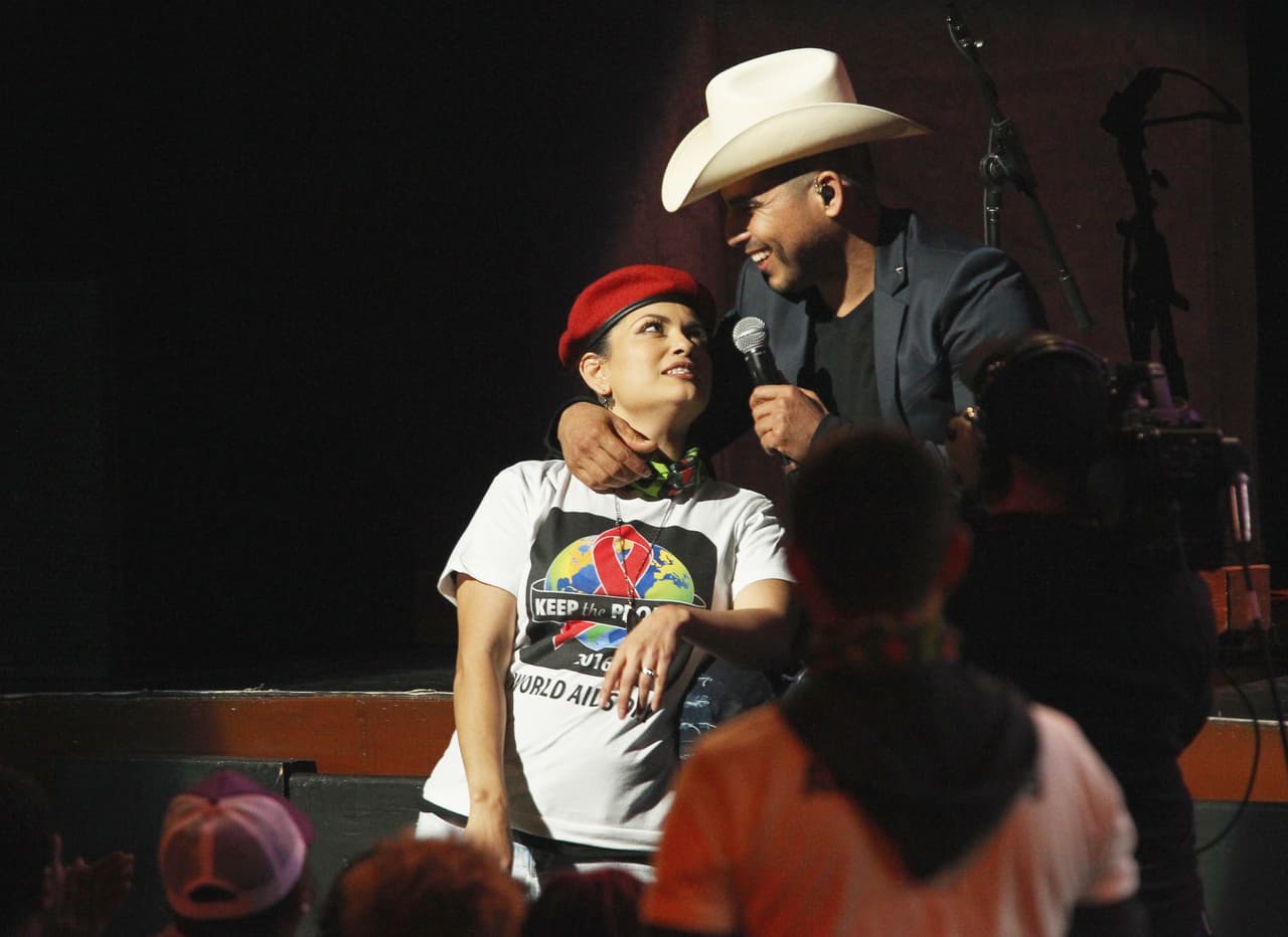 Patti Labelle, Common, JoJo y Espinoza Paz (en la foto, cantándole a una fan) fueron los artistas del evento benéfico que también se realizó en la Ciudad de México y Camboya.