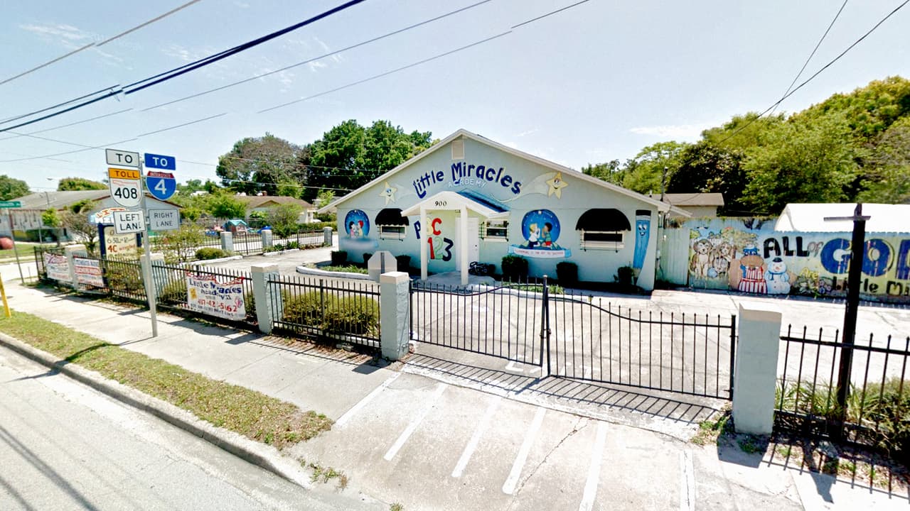 Cierran guardería tras muerte de niño de tres años en vehículo escolar en Orlando