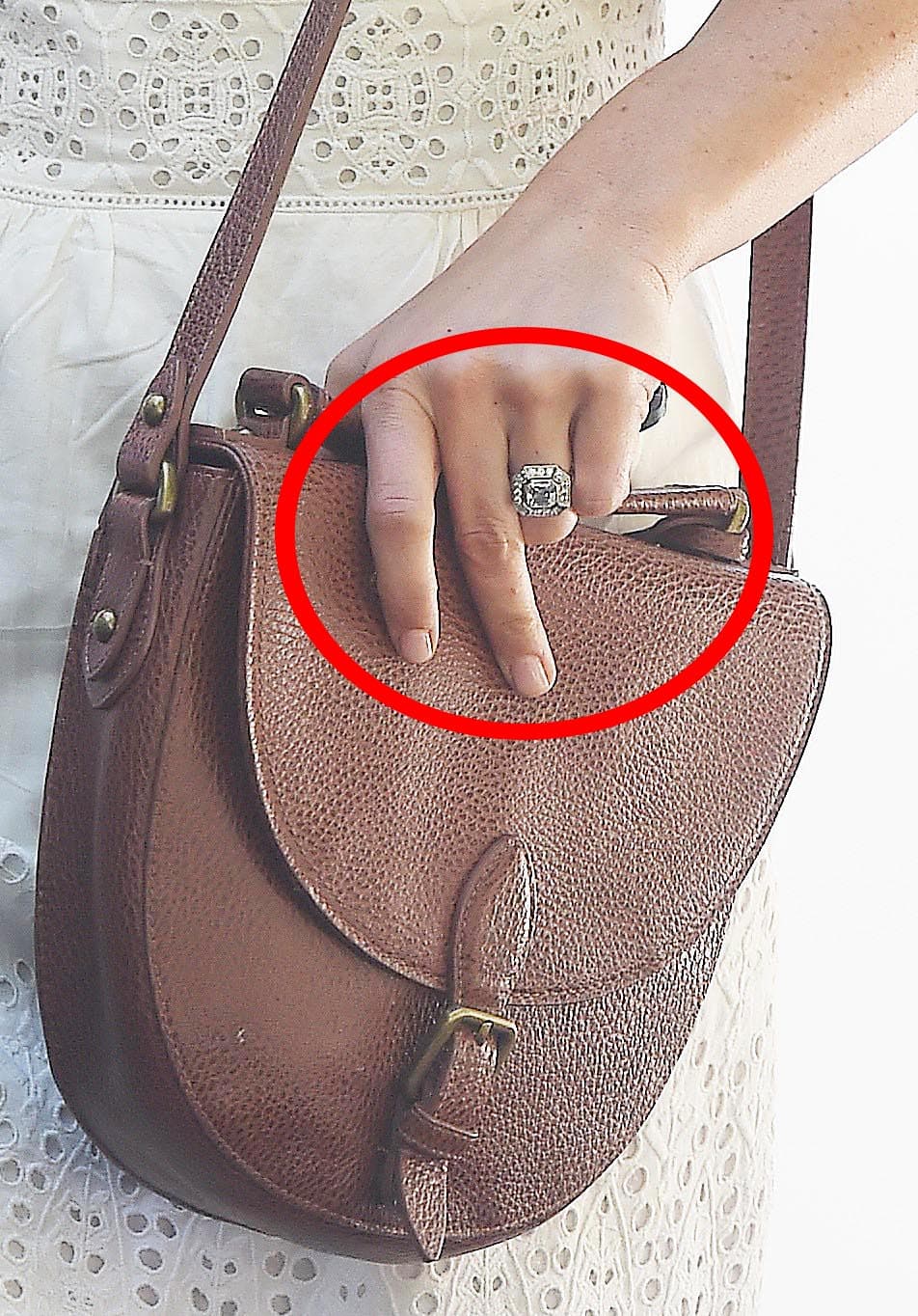 Esta es la magnífica pieza, una argolla de oro blanco, con un diamante de corte asscher de cuatro quilates, rodeado de brillantes redondos.