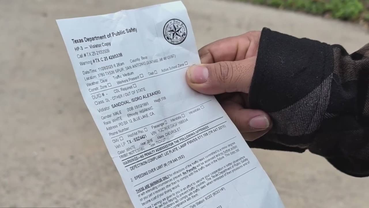 ICE detiene a cuatro inmigrantes en parada de tránsito, conductor relata inconsistencias