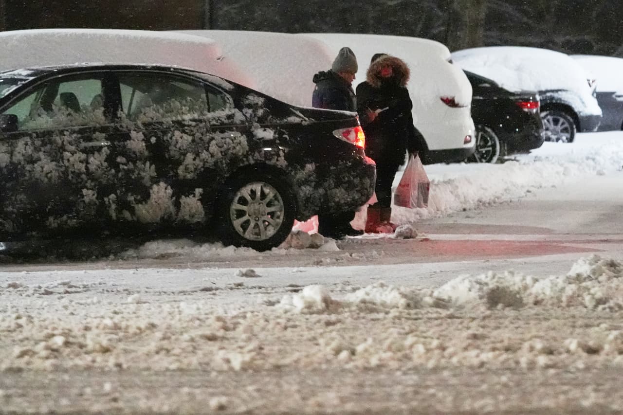 De acuerdo con el NWS, entre el mediodía del viernes y el sábado se esperaba una caída de nieve de 0.5 a 1 pulgada por hora, con acumulaciones totales estimadas entre
<b> 6 y 8 pulgadas, y hasta 12 pulgadas en algunos puntos del noroeste de Chicago.</b>