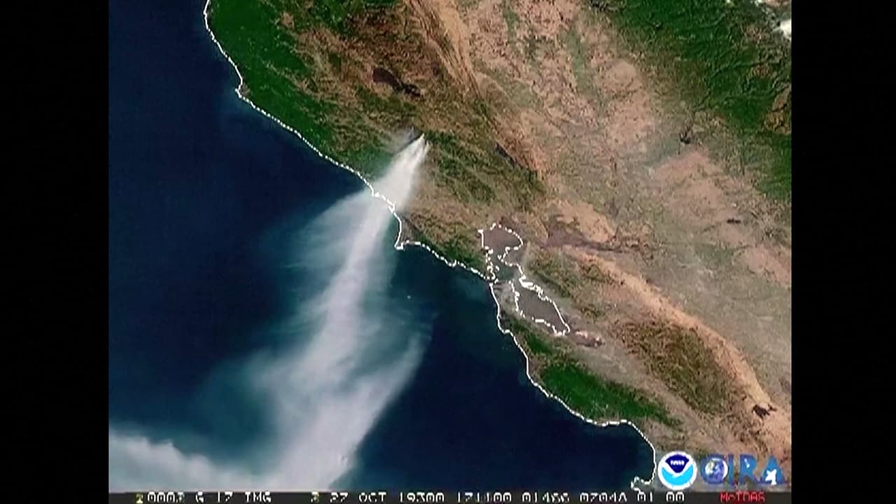 Esta fotografía tomada desde un satélite de la Administración Nacional Oceánica y Atmosférica (NOAA, por sus siglas en inglés) muestra las gruesas columnas de humo visibles desde el espacio sobre California a principios de la semana.