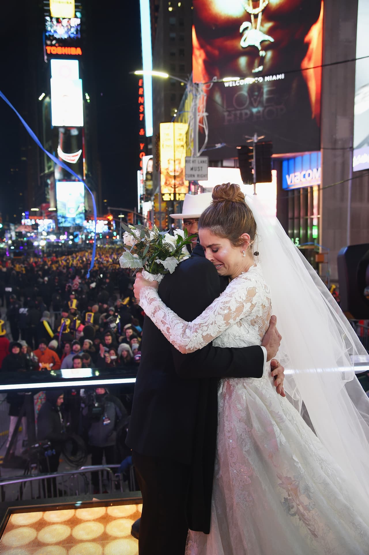 El abrazo de los novios en una ceremonia muy emotiva y muy singular.