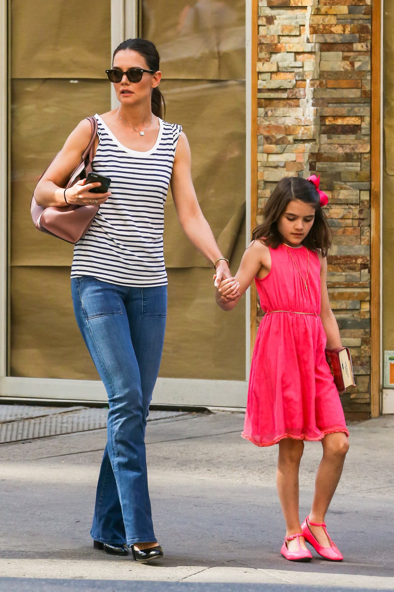 Notamos que madre e hija llevaban prisa.