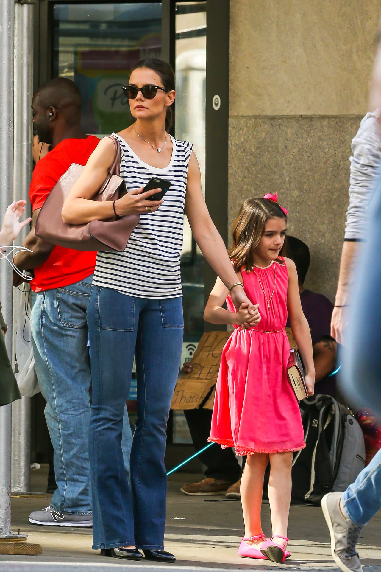 Katie lucía muy casual en jeans.