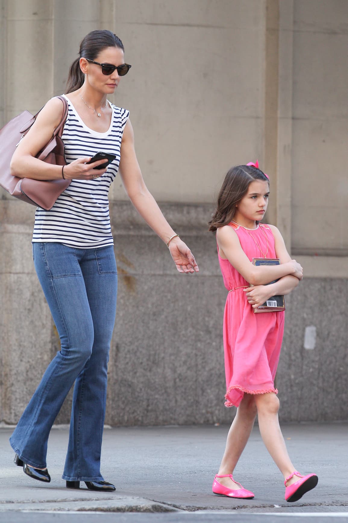 Así que la soltó de la mano.