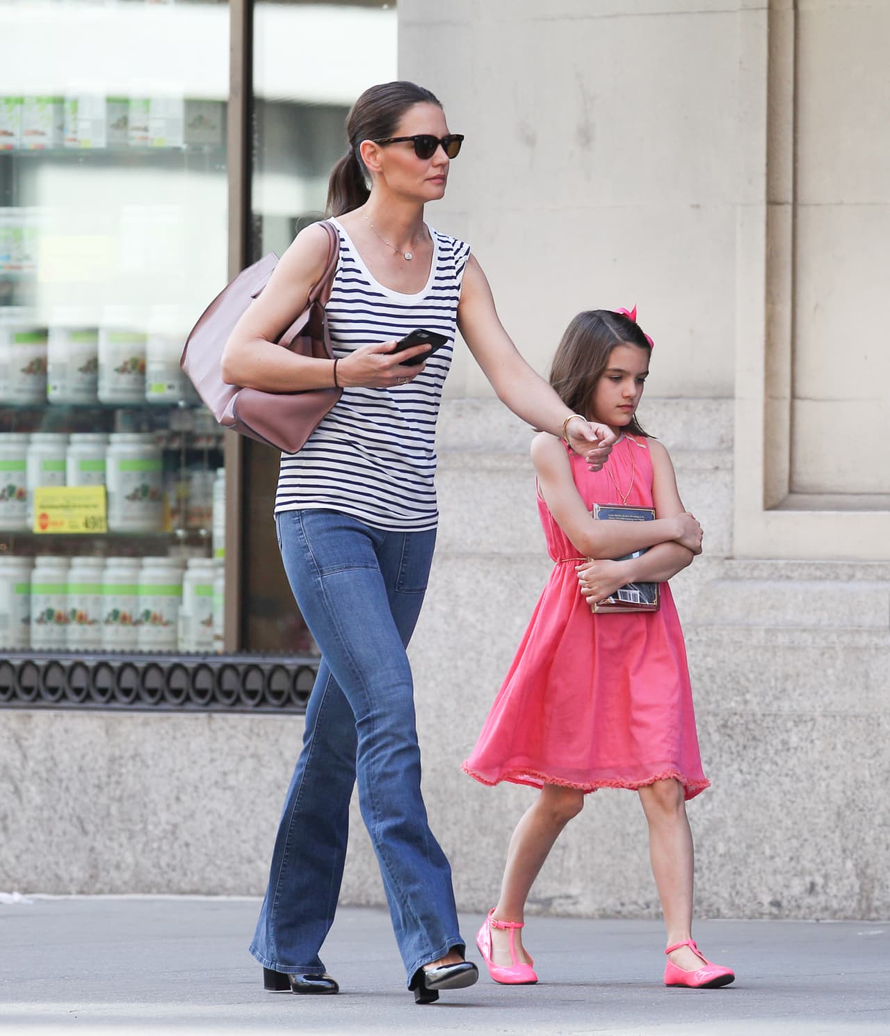 Suri caminó molesta junto a su mamá.