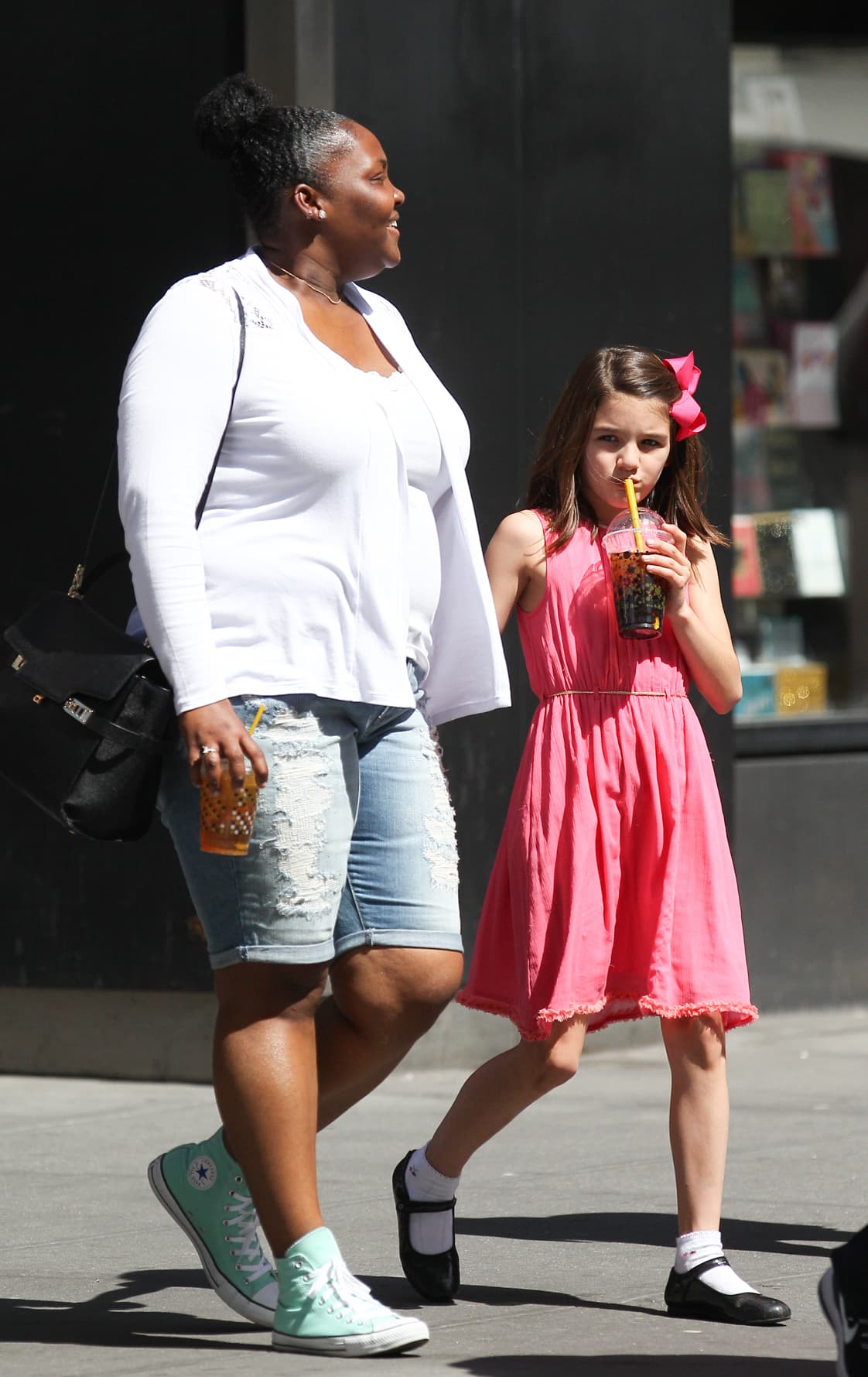 Minutos después vimos a la nena paseando con su nana.