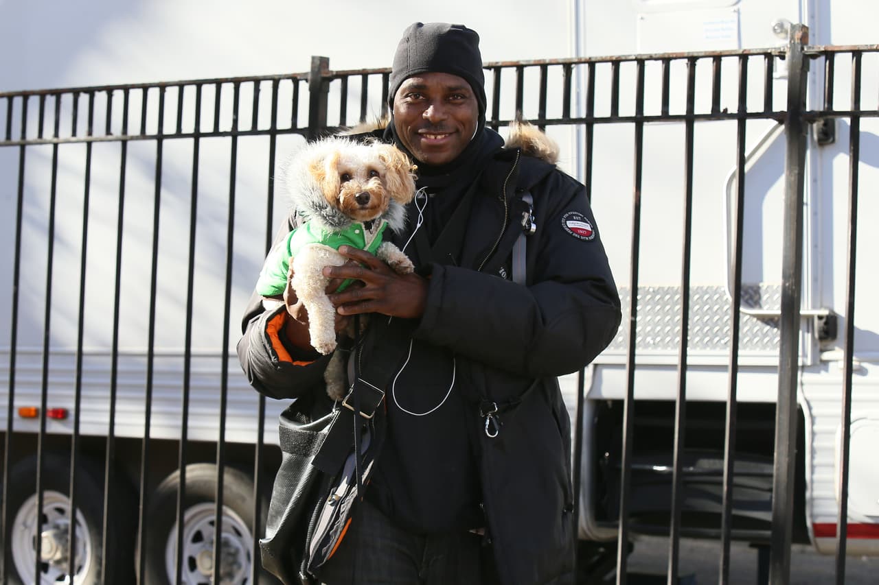 Así sacaba fotos a este paparazzo, con todo y lindo perrito.