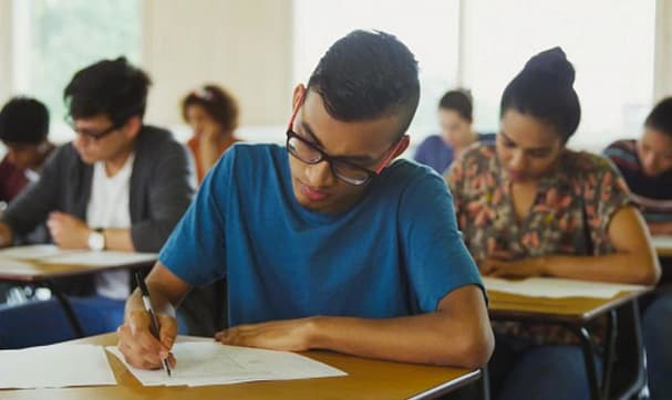 Por qué una fotografía de estudiantes con cajas de cartón en la cabeza se volvió viral y está causando polémica en México