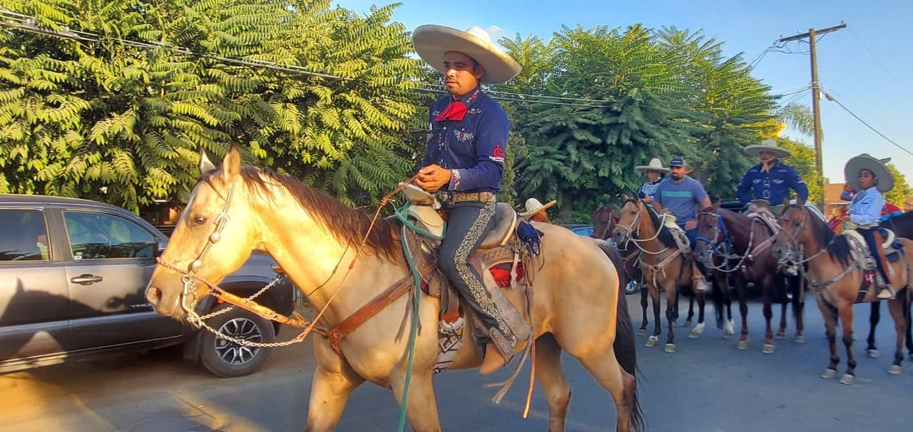Los hombres lucieron con orgullo sus mejores galas.