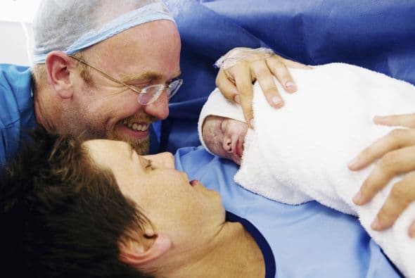 Considera incluir a alguien con quien te sientas en confianza y tranquila. Puede ser otro miembro de la familia (¿otra mujer, tal vez?) o una ‘midwife’.