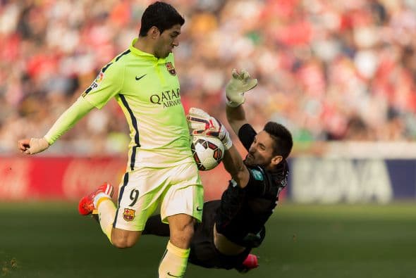 Acciones de la jornada 25 en España donde el Barcelona goleó 3-1 al Granada a domicilio con anotaciones de Rakitic, Suárez y Leo Messi.