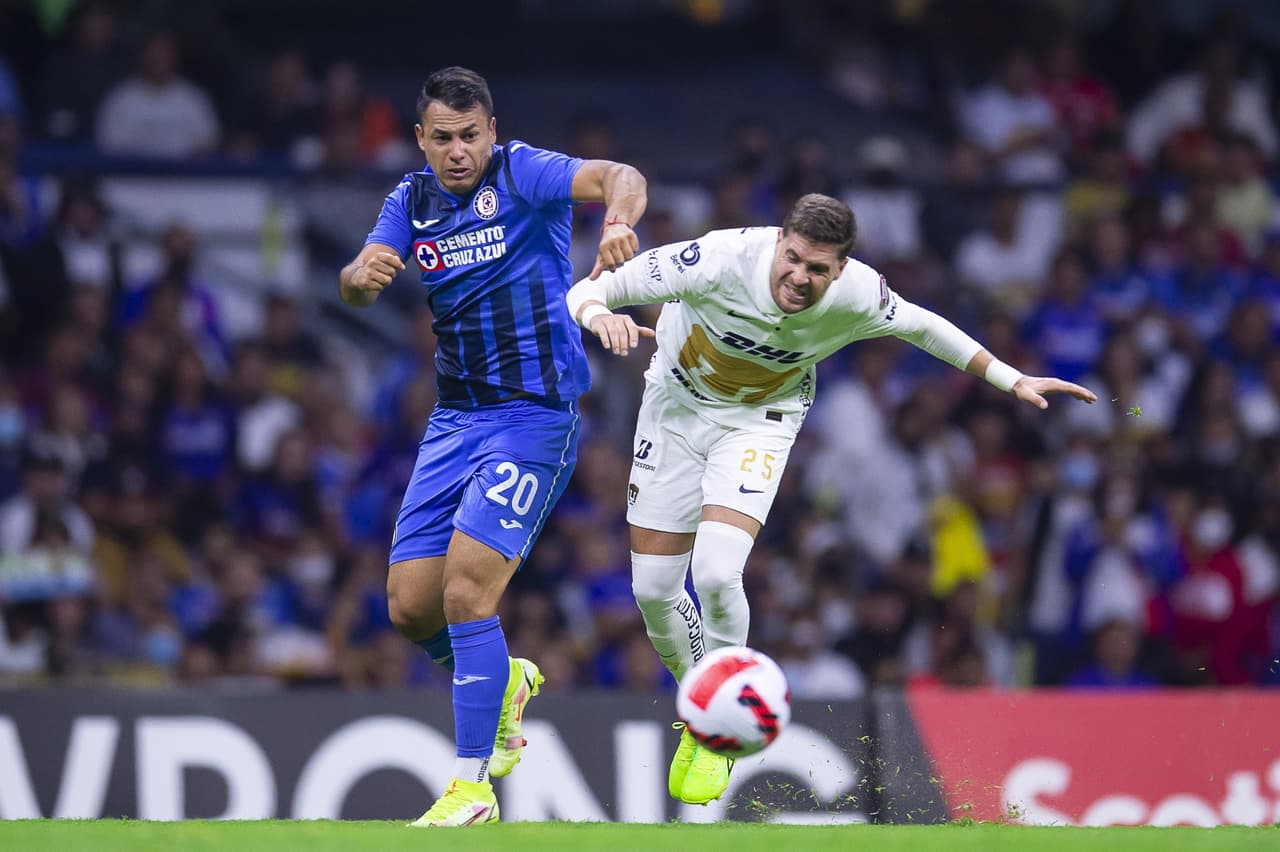 La segunda parte inició, increíblemente, con el 0-0 en la pizarra, pero el ritmo del partido no cambió: ida y vuelta de Pumas y Cruz Azul, a quien el tiempo se le consumía.