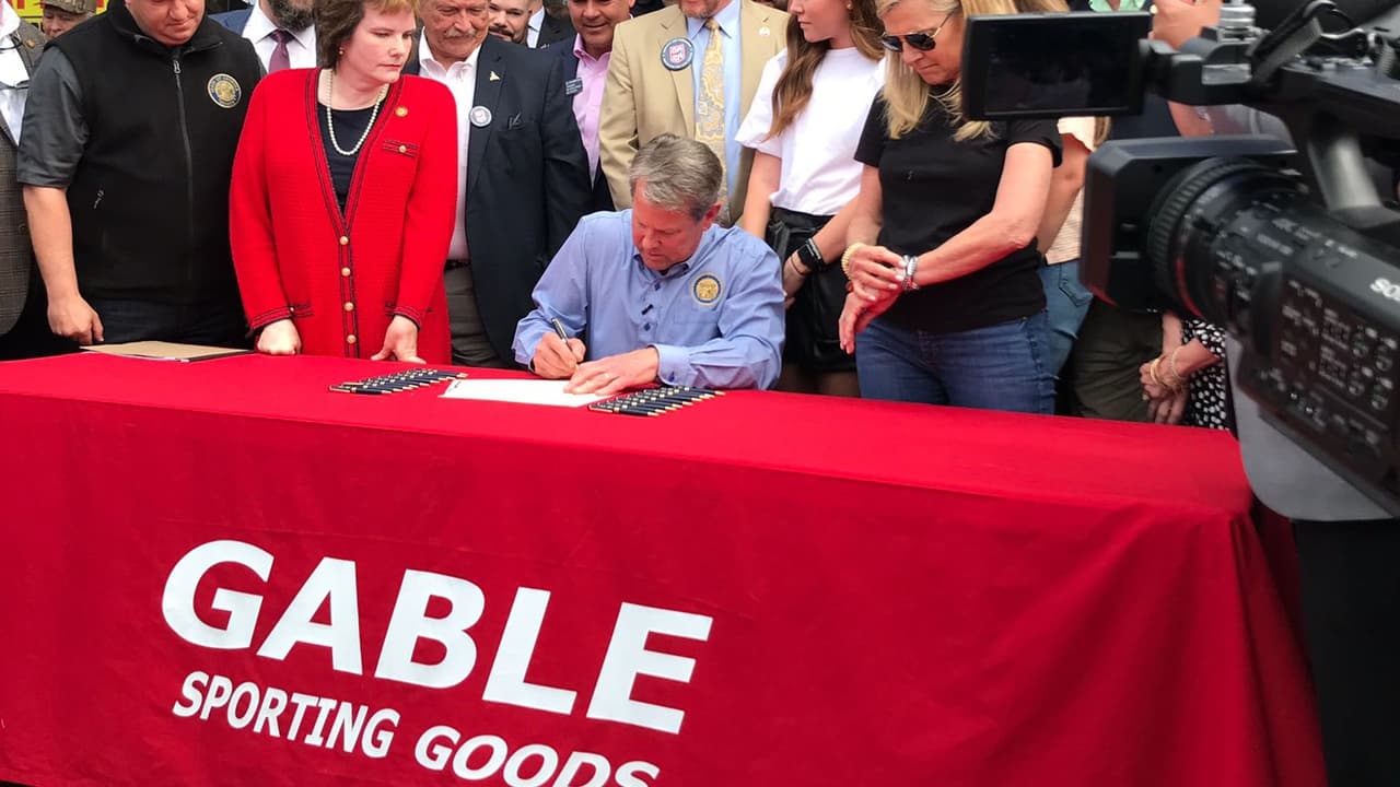 El gobernador de Georgia firma la ley que permite el porte de armas sin licencia, esto es lo que significa