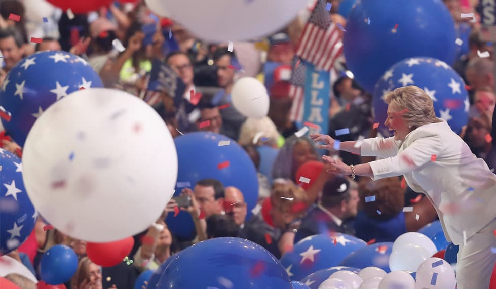 “Cuando no hay techo, el cielo es el límite. Entonces hay que seguir adelante hasta que cada una de las 161 millones de mujeres y niñas en todo EEUU tengan la oportunidad que ellas merecen”, Hillary Clinton, Convención Demócrata, 28 de Junio 2016.