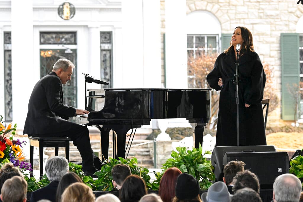 En el funeral cantó Alanis Morissette acompañada de Mike Farrell e intervino igualmente Axl Rose, vocalista de los Guns N' Roses e íntimo amigo de Lisa Marie Presley. Priscilla Presley agradeció a todos la asistencia.