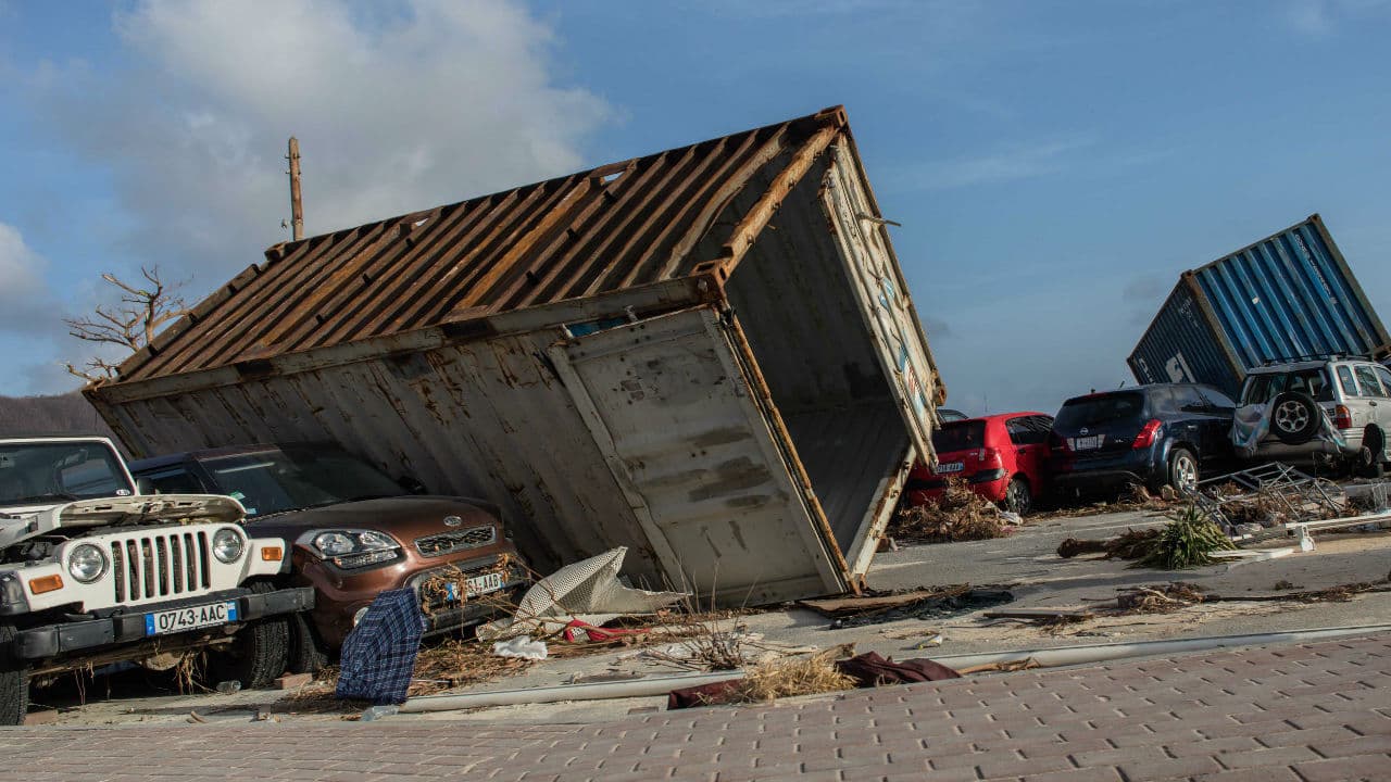 Autos estacionados, fuera de
<b> zona de riesgo como la playa</b>, tampoco se salvaron de los estragos de Irma.