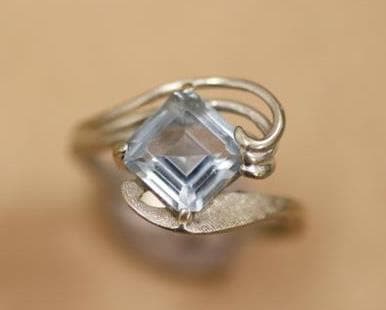 Este anillo es uno de los elementos que podría contribuir a identificar a esa mujer.