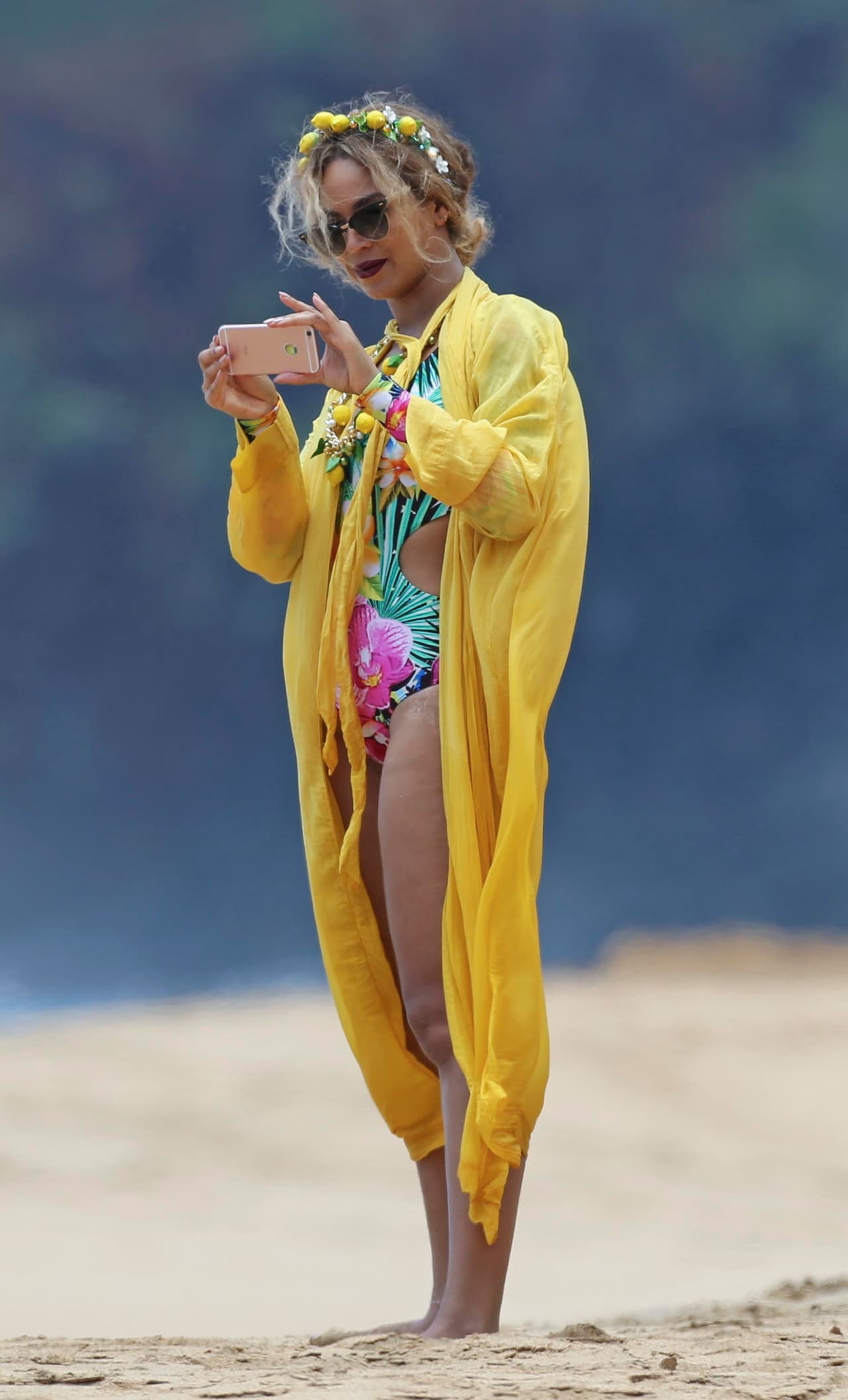 La cantante lució súper 'chic' con una túnica amarilla y flores en la cabeza.