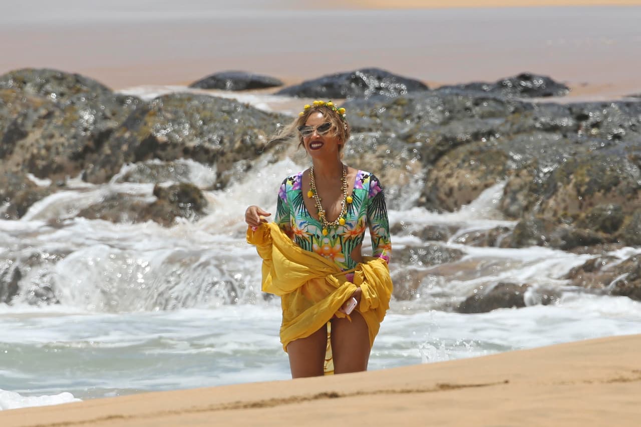 Beyoncé tiene mucho estilo hasta para caminar en la playa.