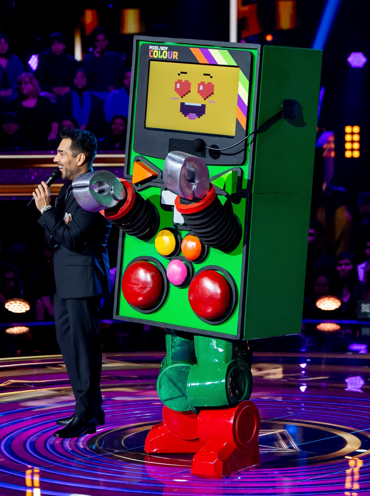 ‘La Mamá de la Mamá’ fue el tema con el que Pixel Boy puso a bailar a todo mundo. Los investigadores creen que Juan Soler, Mauri de Magneto, Luis 'El Matador' Hernández o ‘Potro’ Caballero podrían estar detrás de este singular personaje.
<br>