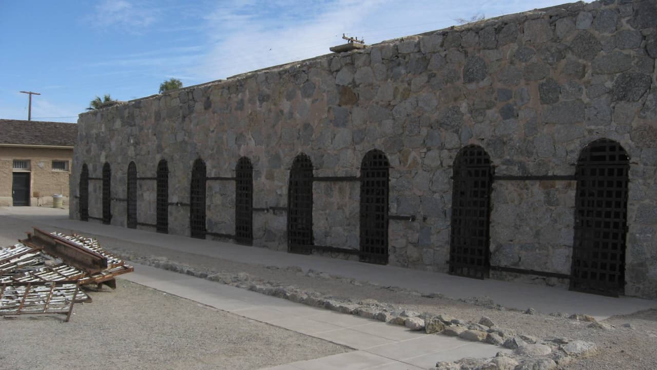 Uno de los espectros más famosos es el una niña con un vestido rojo, quien habría muerto en el cercano río Colorado mientras intentaba recuperar su muñeca, desde entonces ha hecho de la prisión su hogar y empuja y pellizca a los visitantes.