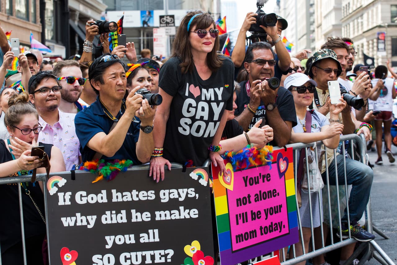 Los espectadores ven el Desfile del Orgullo.