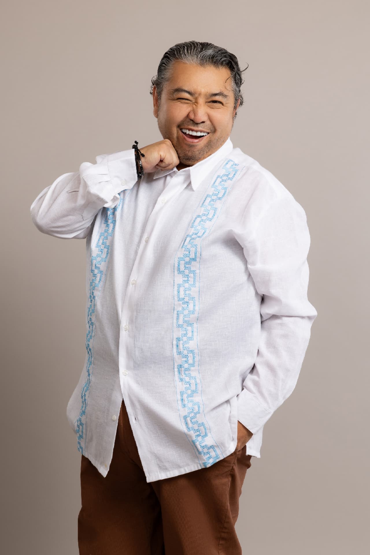 <b>Roberto 'El Coreano' Tello</b> promete ponerle muchas risas a la convivencia del hotel de los famosos, como actor y comediante, con un trabajo destacado en telenovelas como 'Mi Pequeña Soledad, 'Muchachitas', 'Mágica Juventud' y 'Volver a Empezar', de donde sacó su apodo.
<br>
