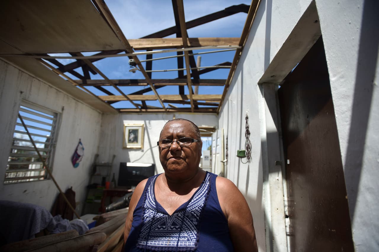 Sonia Rodríguez se encuentra en su casa dañada por el paso del huracán María en Salinas, Puerto Rico."Es muy difícil, esta es la casa que mis padres me dejaron, ellos ya murieron, perderla así después de tanto esfuerzo por mantenerla... al menos estoy viva", dijo Rodríguez mientras trataba de contener las lágrimas.